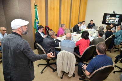 Presidente da empresa anuncia superávit e negociadores apresentam déficit